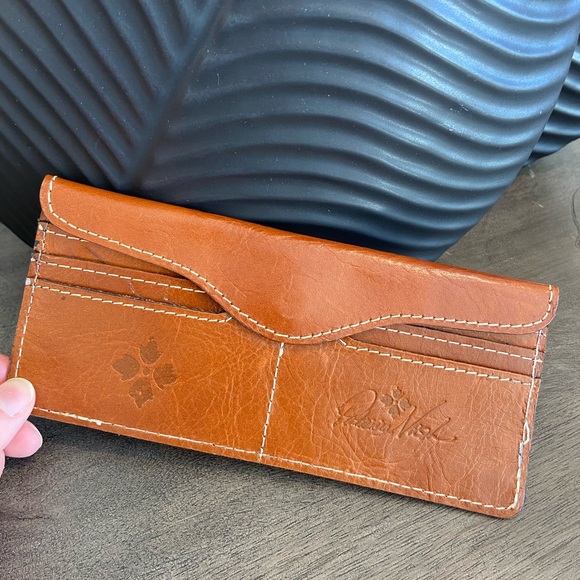 slim Leather Patricia Nash Valentia sleeve magnetic closure card cash holder - Picture 2 of 16